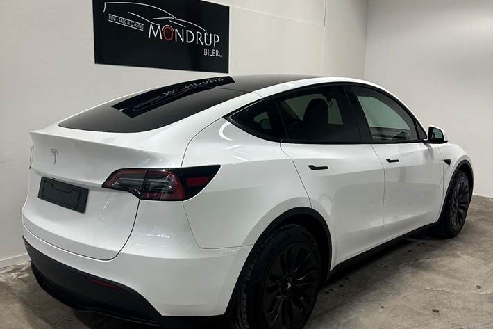 Hvid Tesla Model Y fra 2023