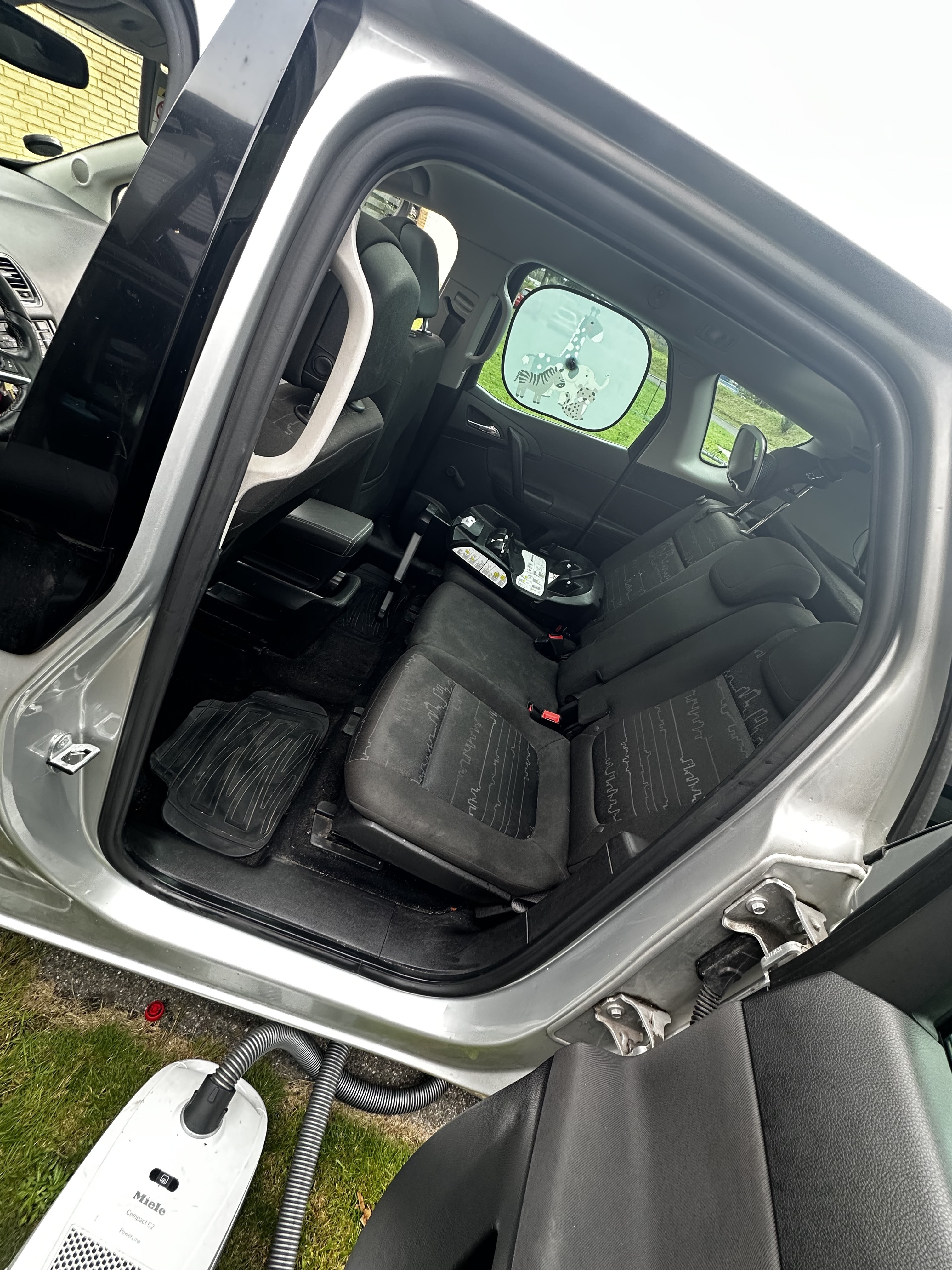 Grå Opel Meriva fra 2015