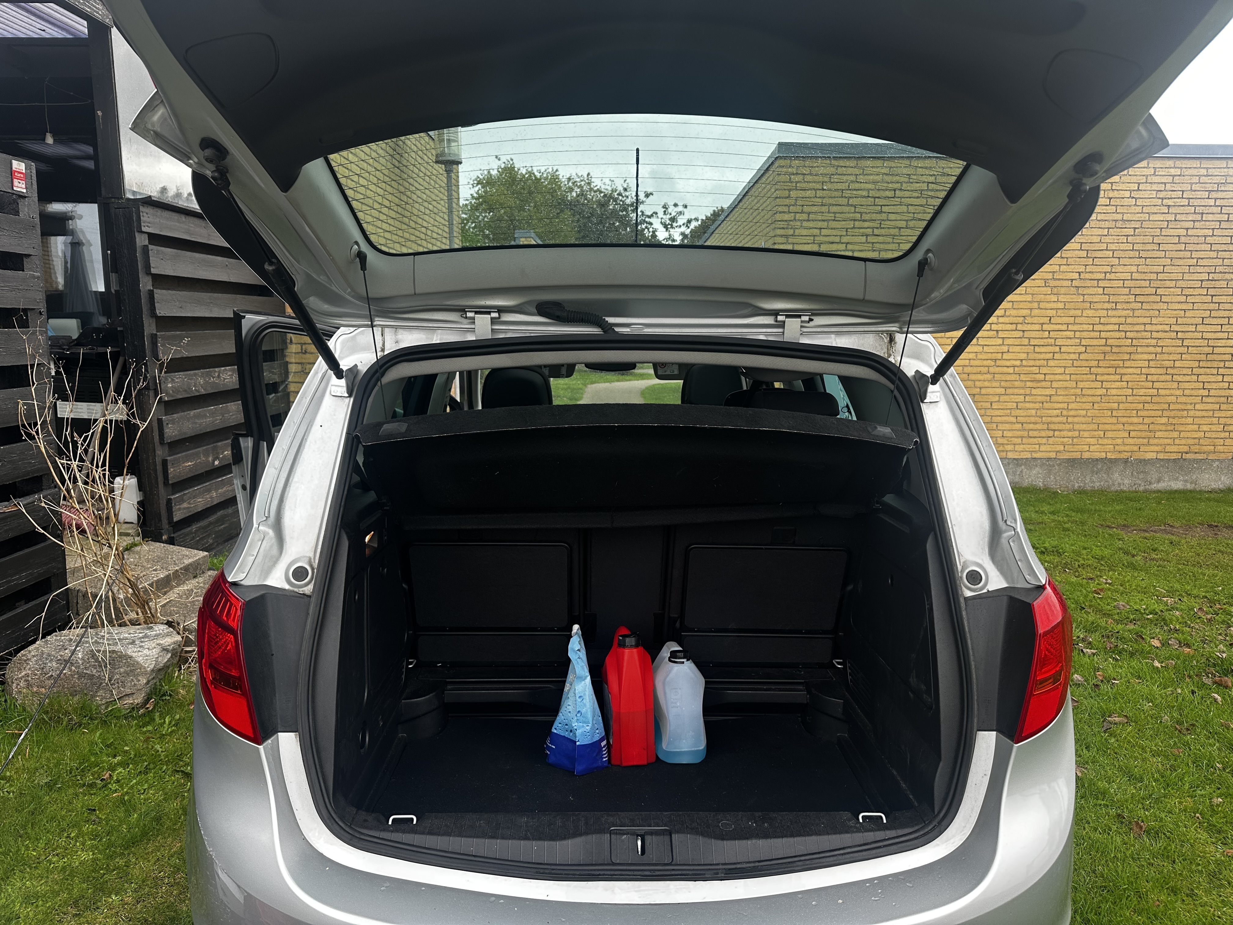 Grå Opel Meriva fra 2015