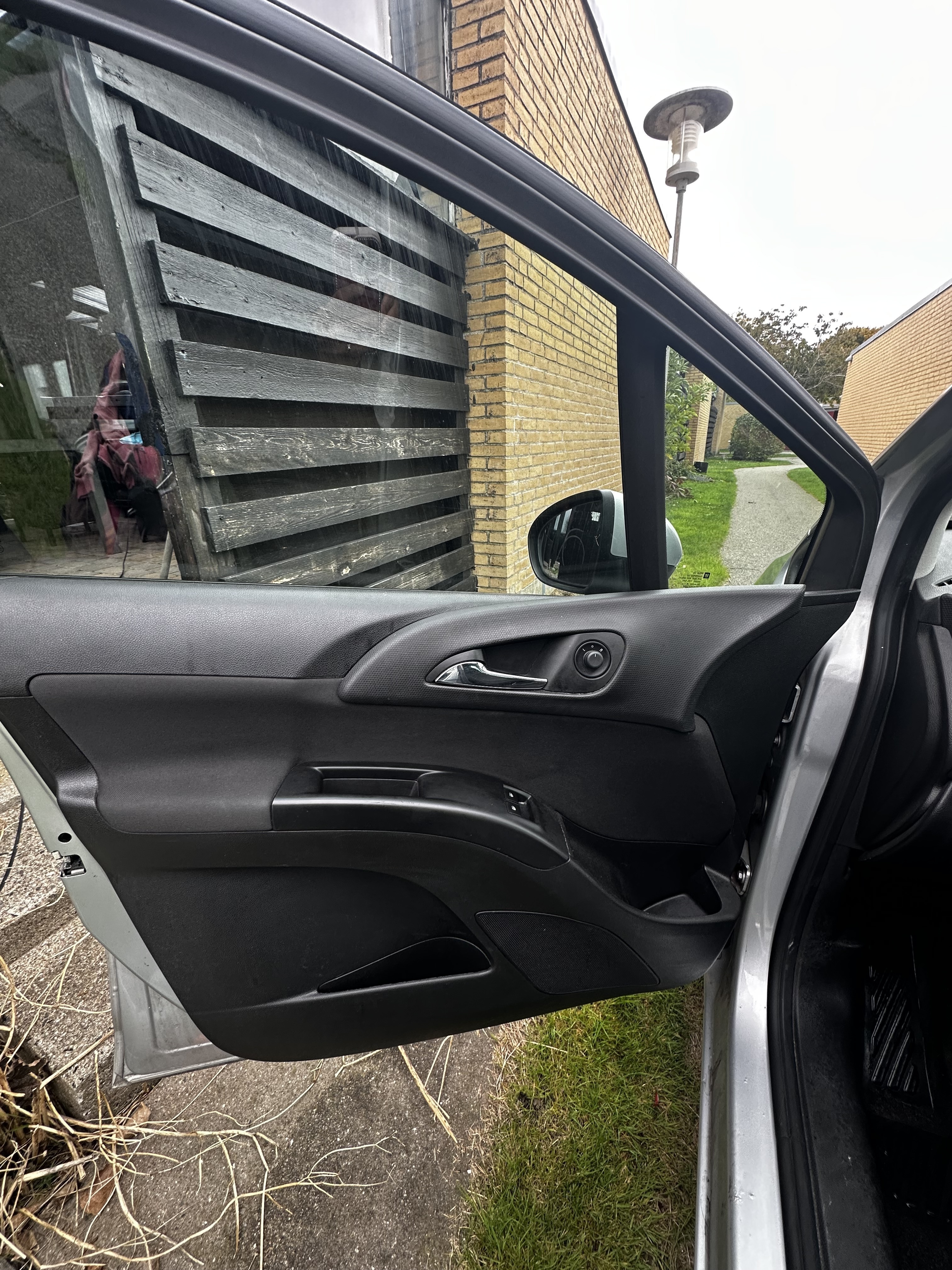 Grå Opel Meriva fra 2015