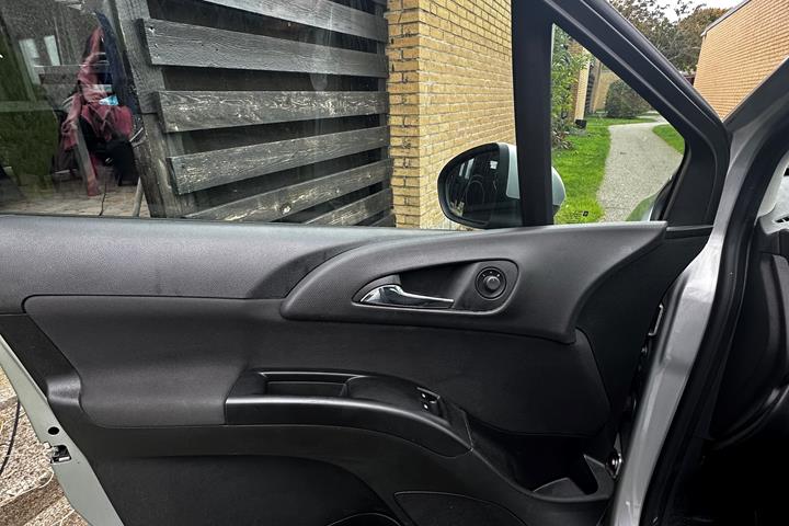 Grå Opel Meriva fra 2015