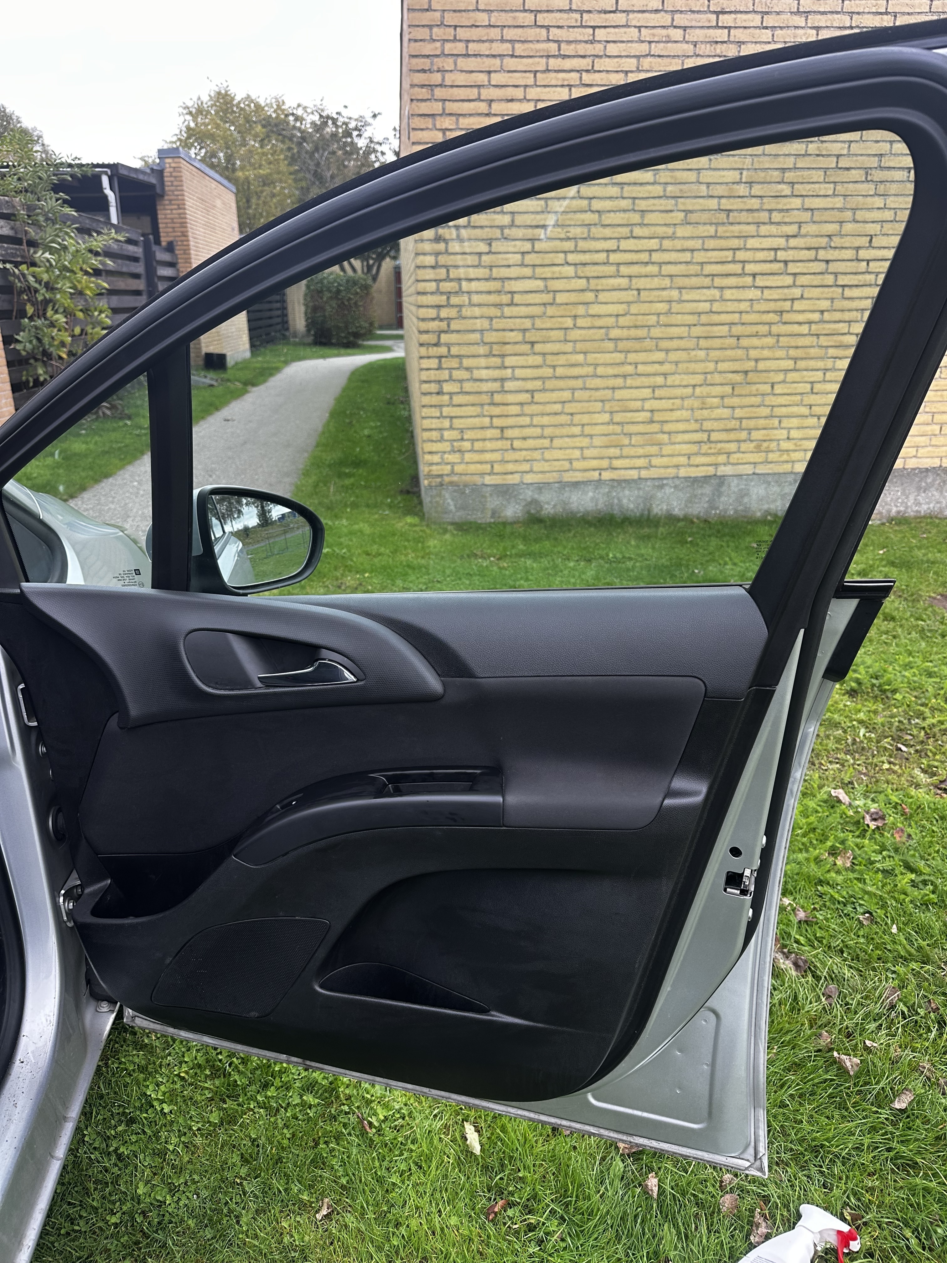 Grå Opel Meriva fra 2015