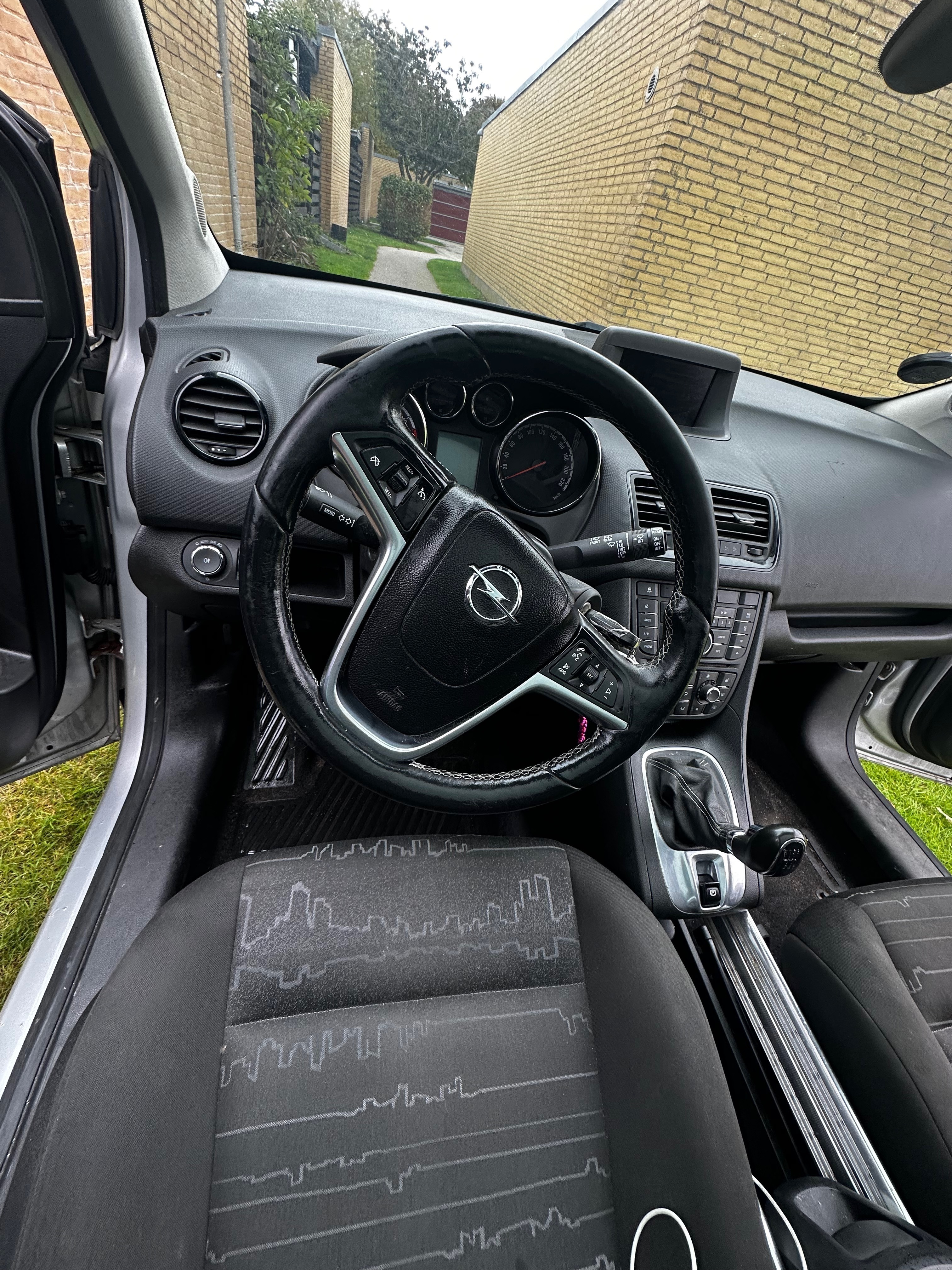 Grå Opel Meriva fra 2015