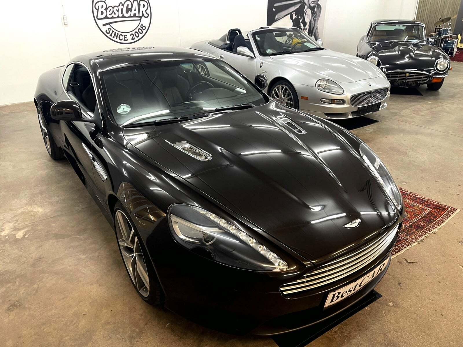 Brun Aston Martin Virage fra 2013 set udefra
