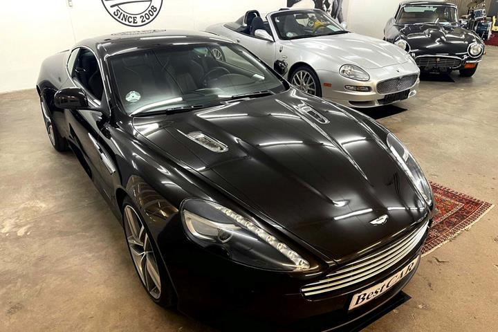 Brun Aston Martin Virage fra 2013 set udefra
