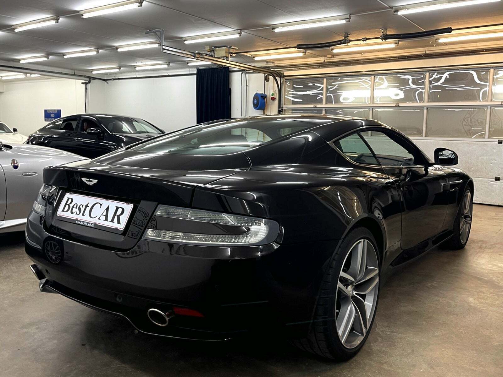 Brun Aston Martin Virage fra 2013 set udefra
