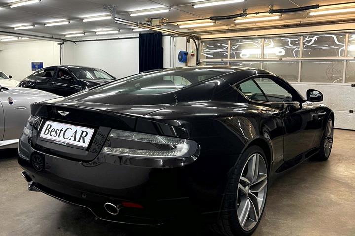 Brun Aston Martin Virage fra 2013 set udefra