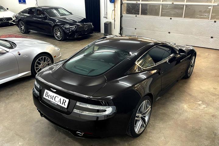 Brun Aston Martin Virage fra 2013 set udefra