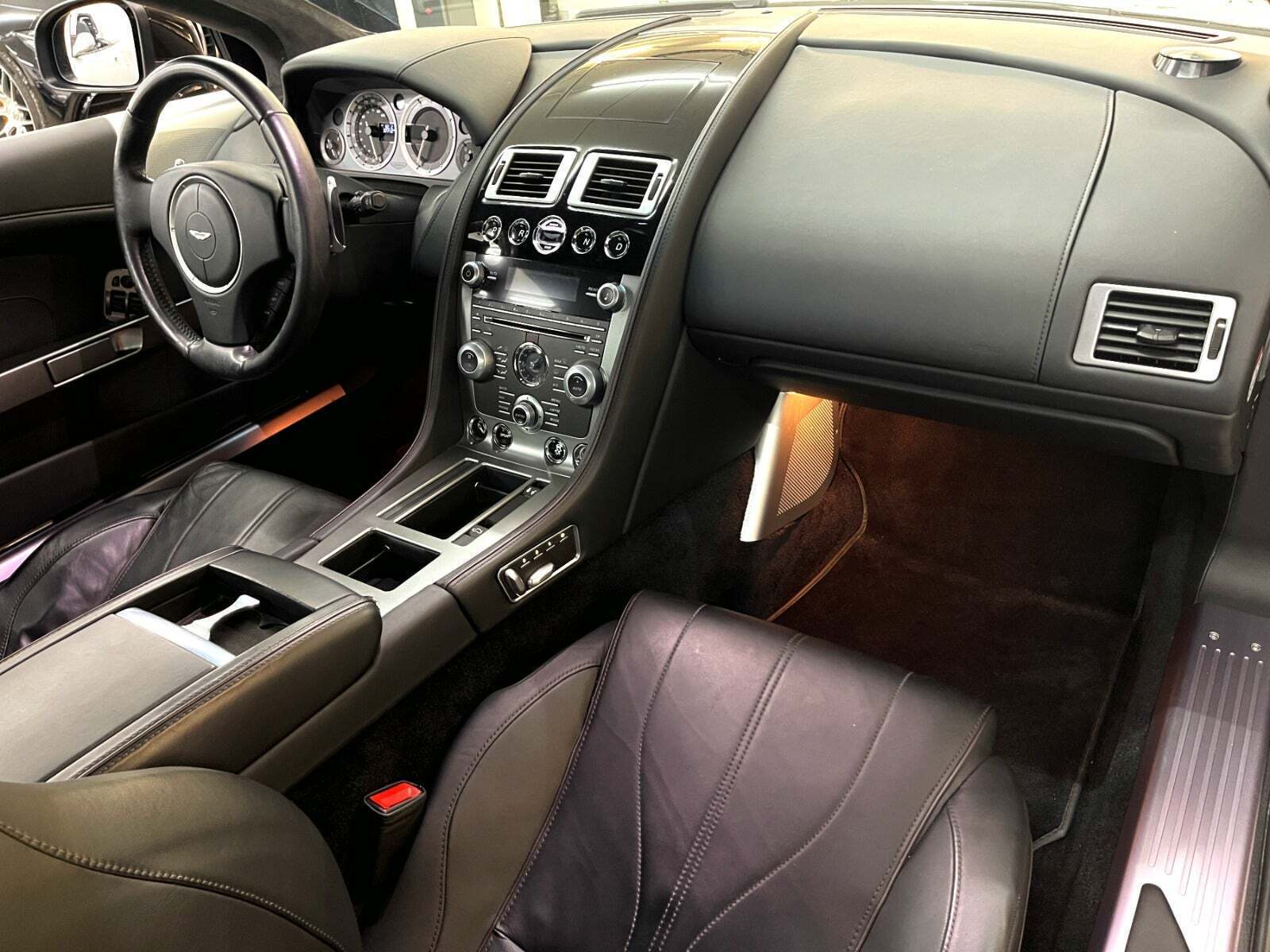 Brun Aston Martin Virage fra 2013 set indefra