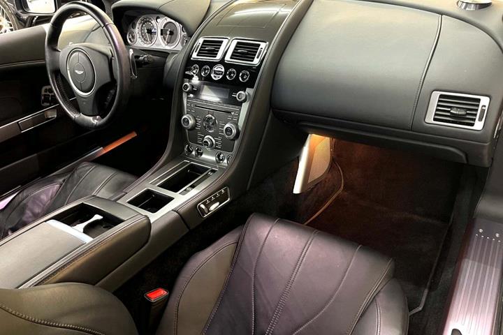 Brun Aston Martin Virage fra 2013 set indefra