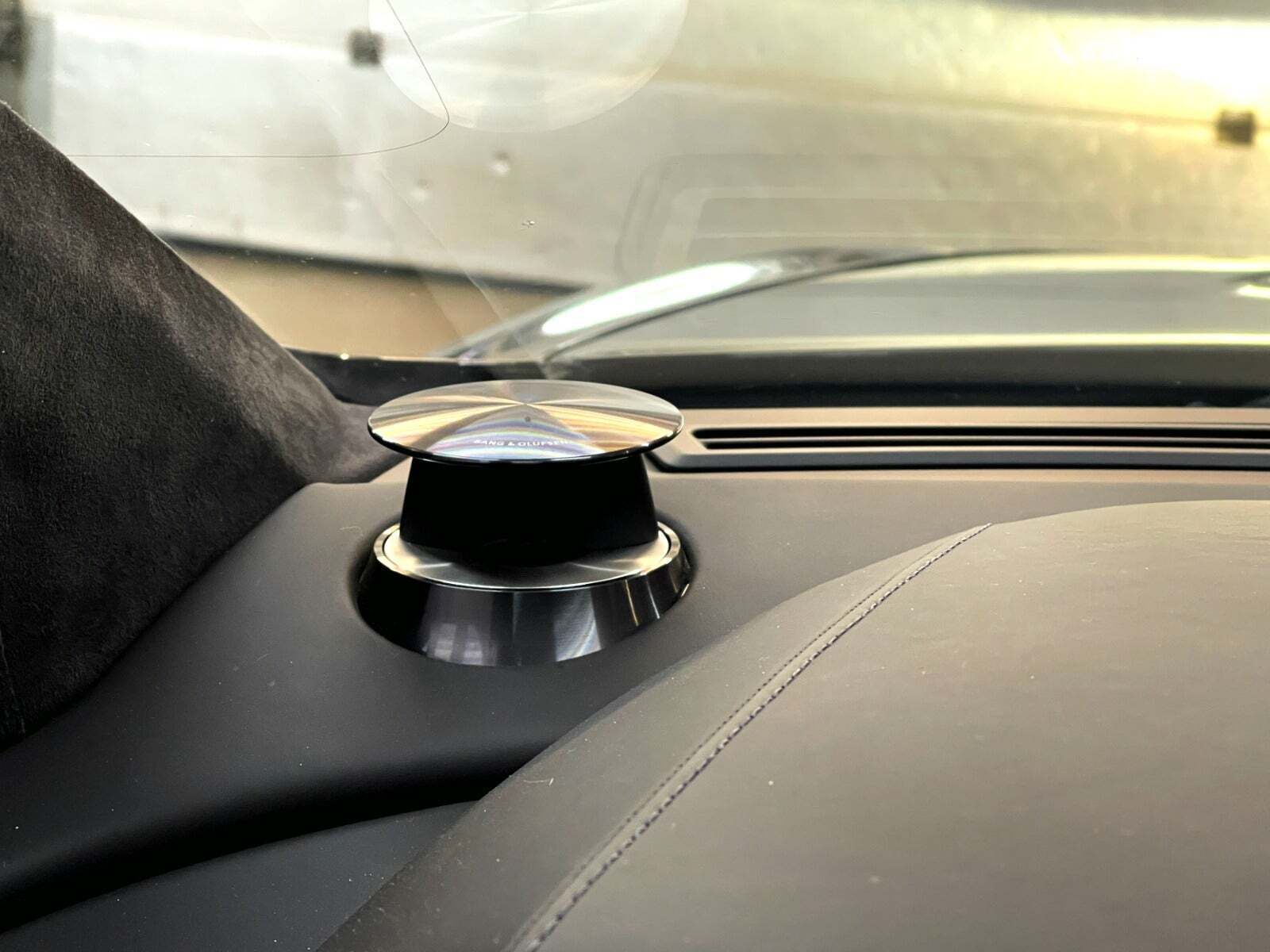 Brun Aston Martin Virage fra 2013 set indefra