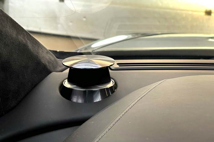 Brun Aston Martin Virage fra 2013 set indefra