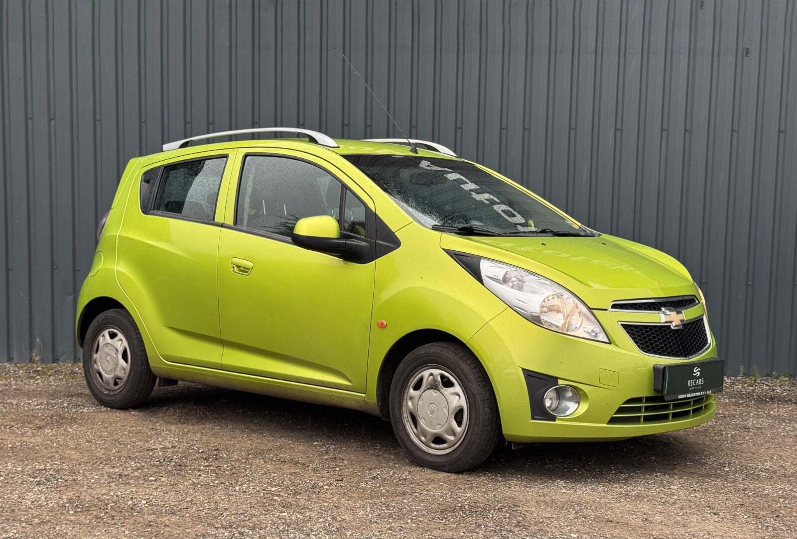 Grøn Chevrolet Spark fra 2012 set udefra