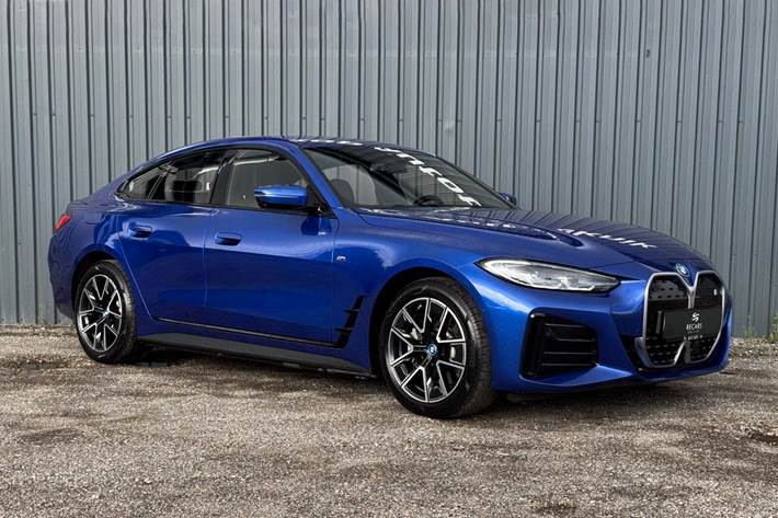 Blå BMW i4 fra 2022 set udefra