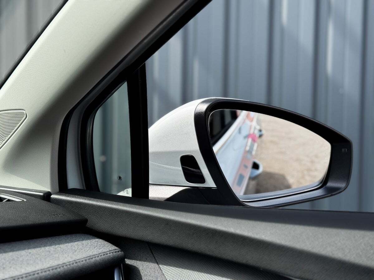 Hvid Skoda Enyaq fra 2022