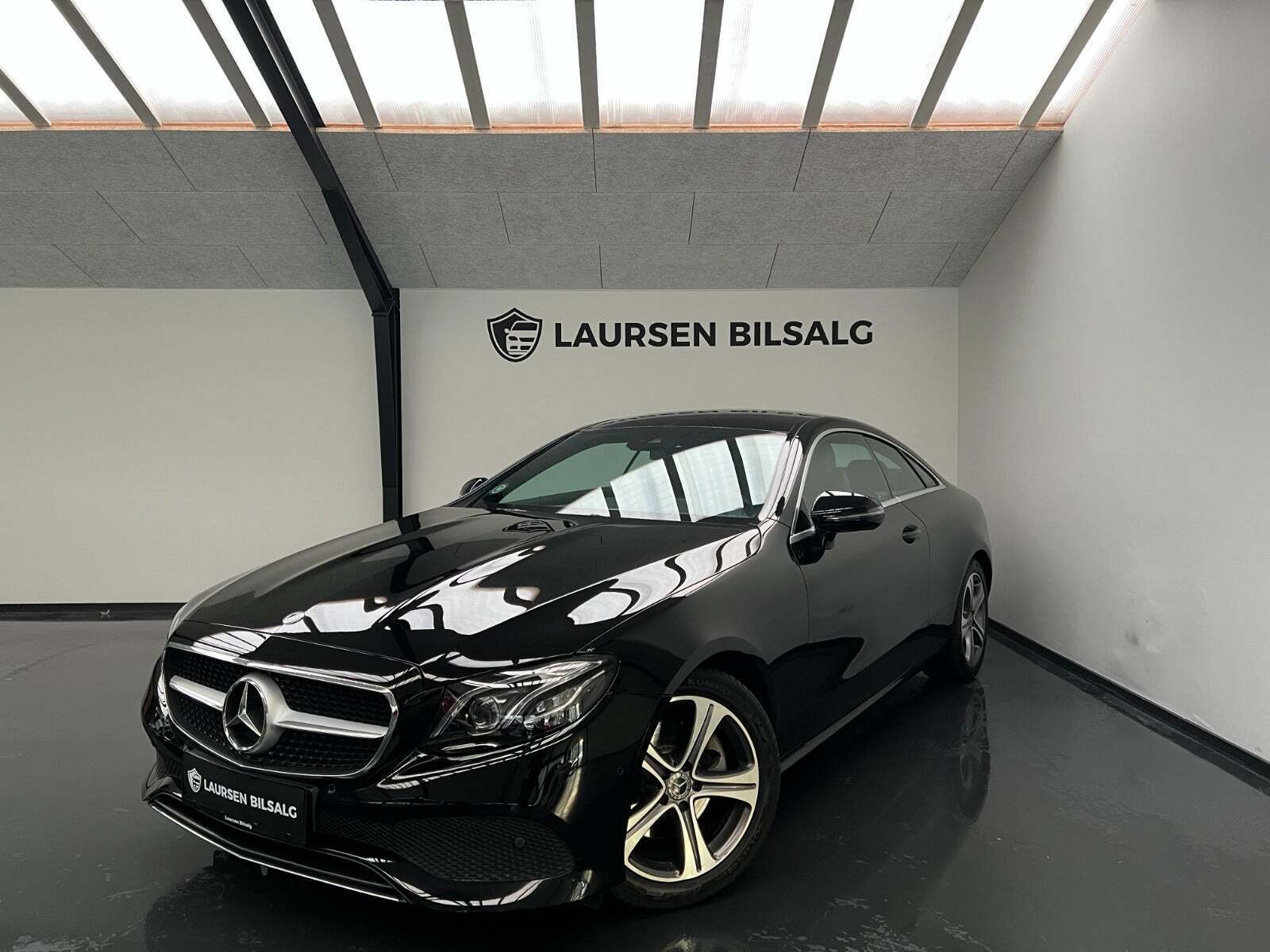 Sort Mercedes E220 d fra 2017 set udefra