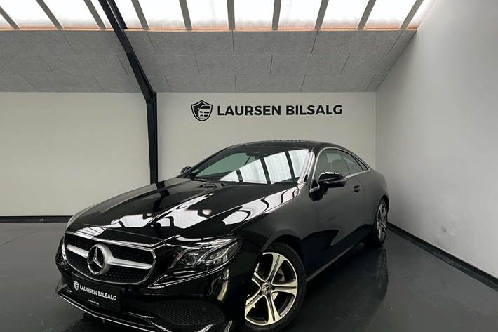 Sort Mercedes E220 d fra 2017 set udefra