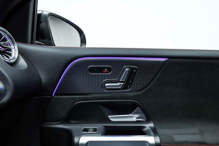 Grå Mercedes EQB350 fra 2023