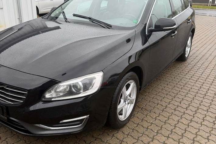 Sort Volvo V60 fra 2015 set udefra