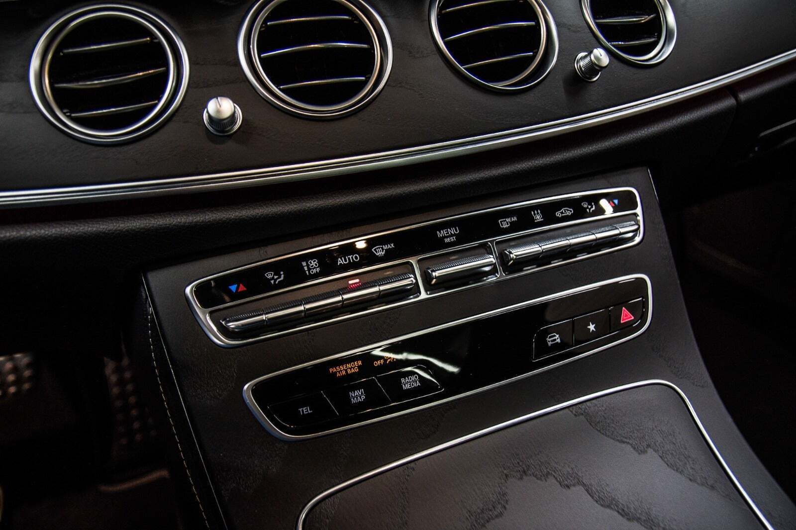 Grå Mercedes E300 de fra 2022