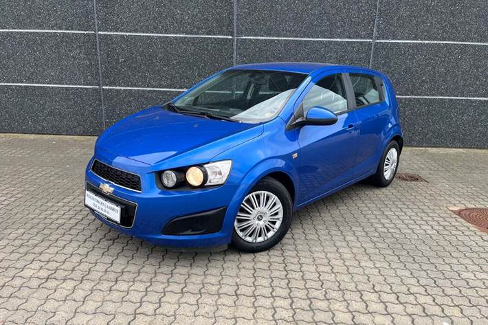 Blå Chevrolet Aveo fra 2012 set udefra