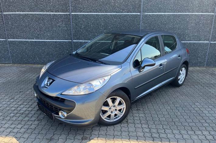 Grå Peugeot 207 fra 2006 set udefra