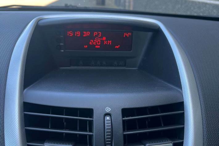 Grå Peugeot 207 fra 2006