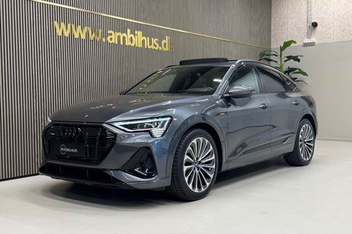 Grå Audi e-tron fra 2022 set udefra