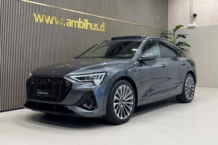 Grå Audi e-tron fra 2022 set udefra