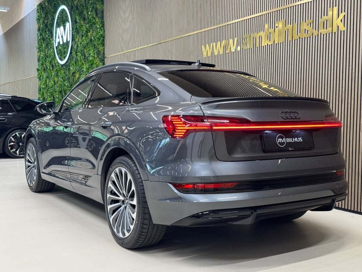 Grå Audi e-tron fra 2022