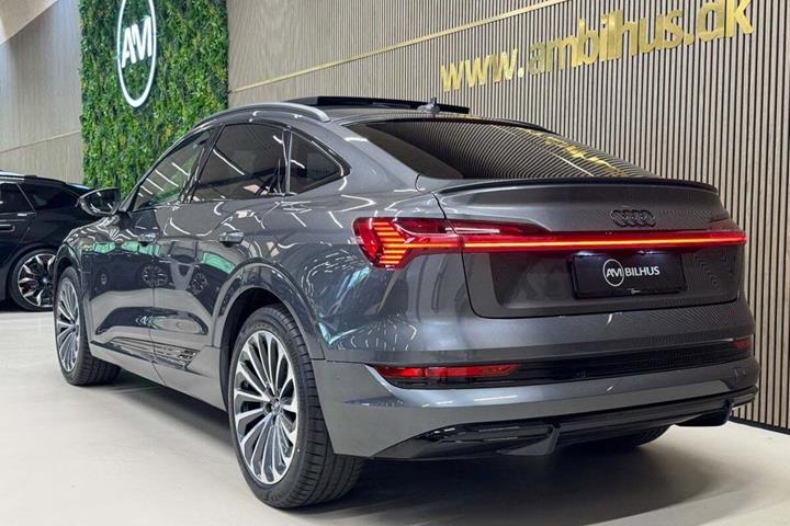 Grå Audi e-tron fra 2022