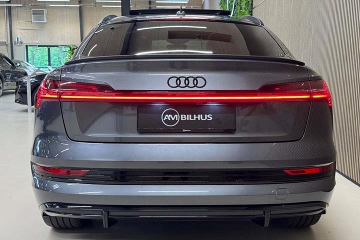 Grå Audi e-tron fra 2022