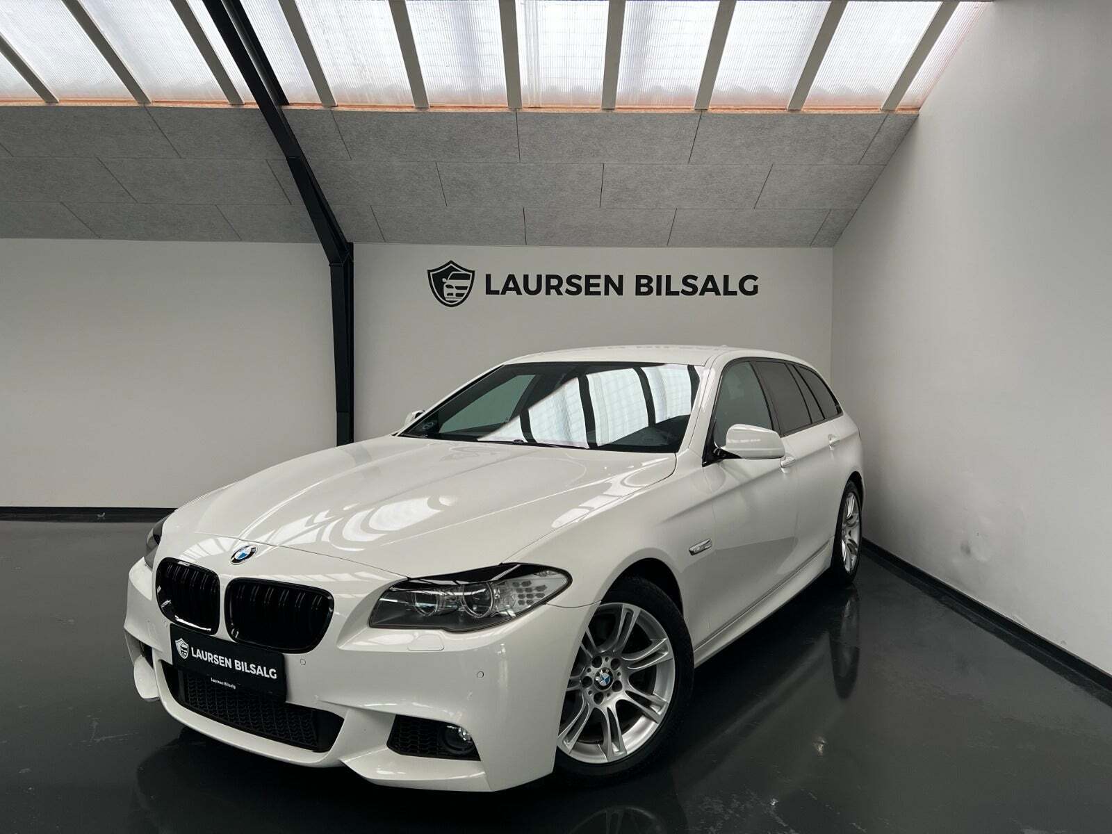 Hvid BMW 530d fra 2010 set udefra