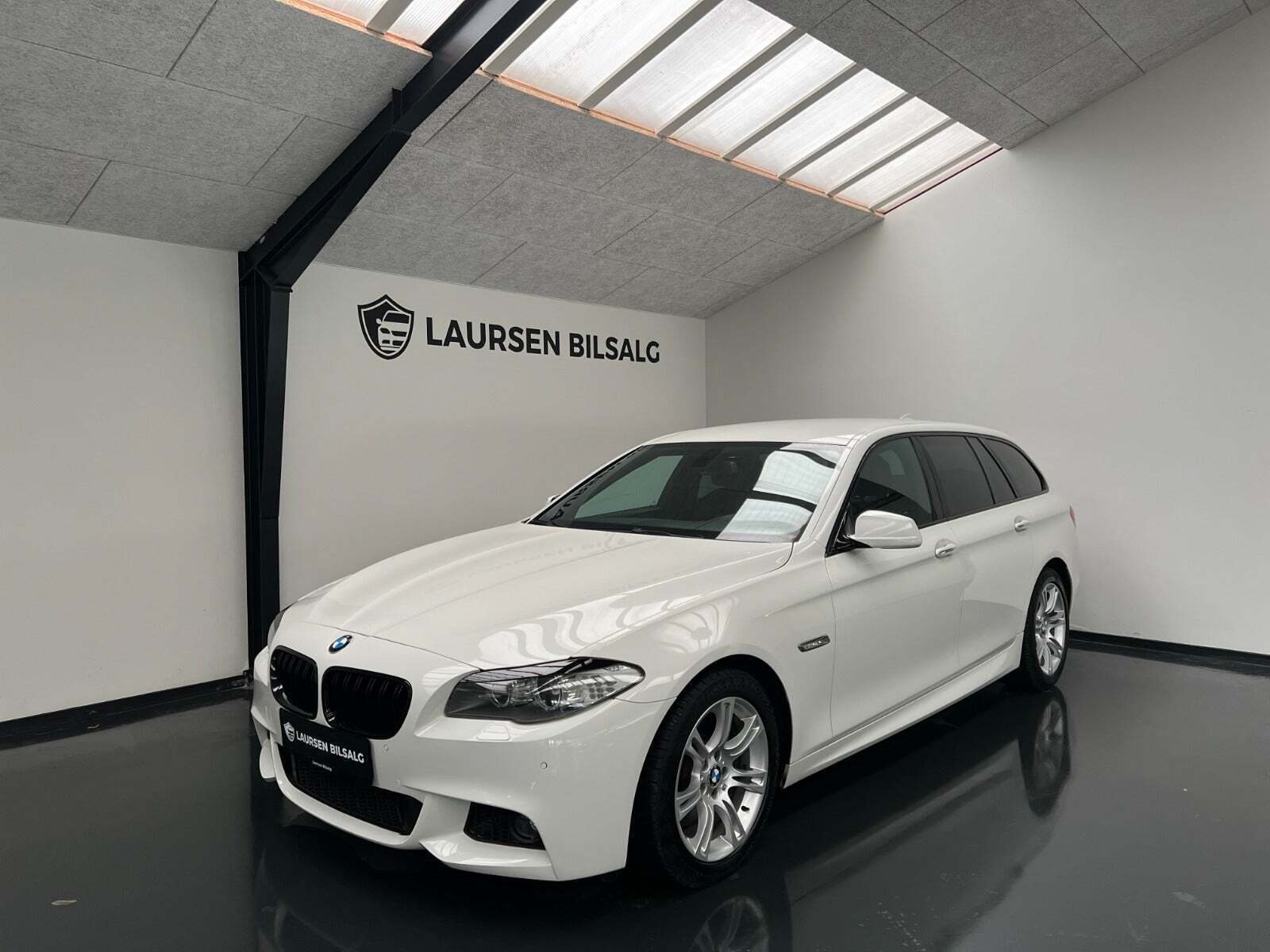 Hvid BMW 530d fra 2010