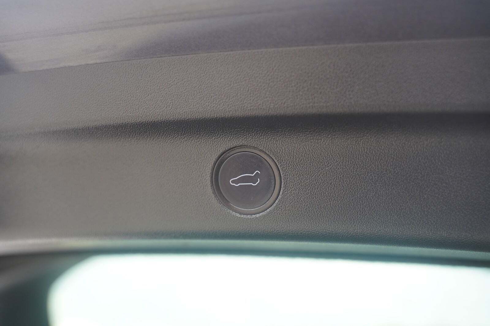 Grå Tesla Model Y fra 2021