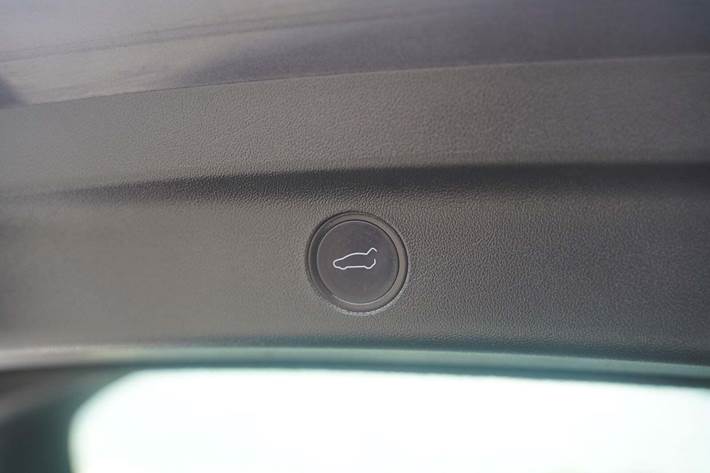 Grå Tesla Model Y fra 2021