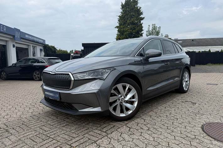 Grå Skoda Enyaq fra 2022 set udefra