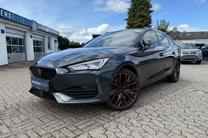 Grå Cupra Leon fra 2021 set udefra