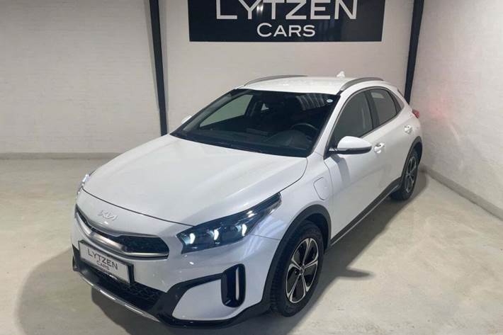 Hvid Kia XCeed fra 2024 set udefra