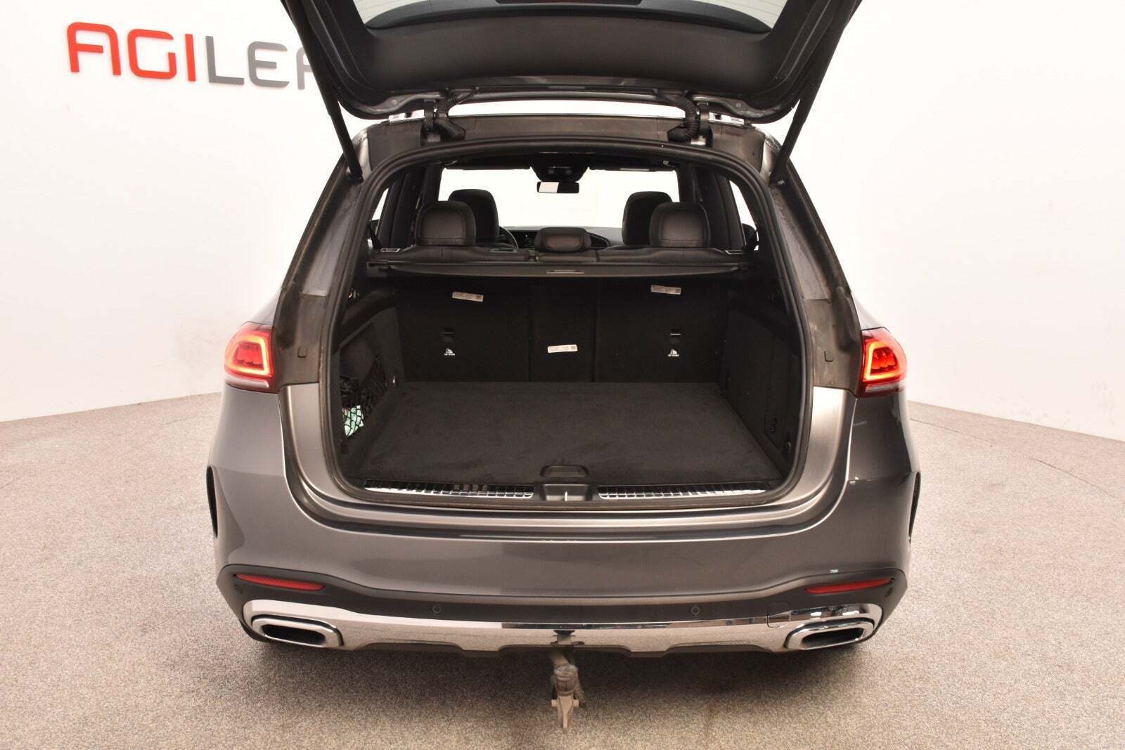 Grå Mercedes GLE400 d fra 2020 set udefra