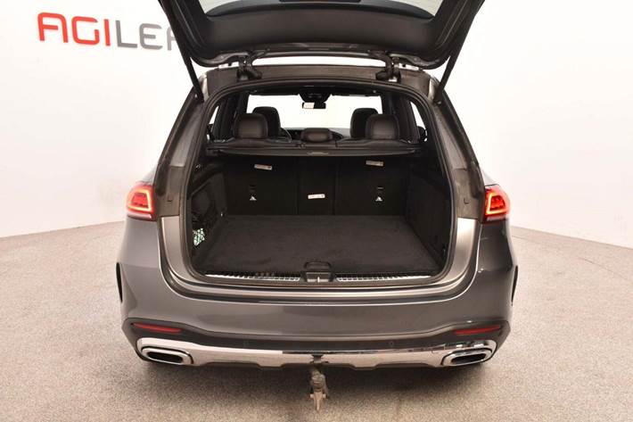 Grå Mercedes GLE400 d fra 2020 set udefra