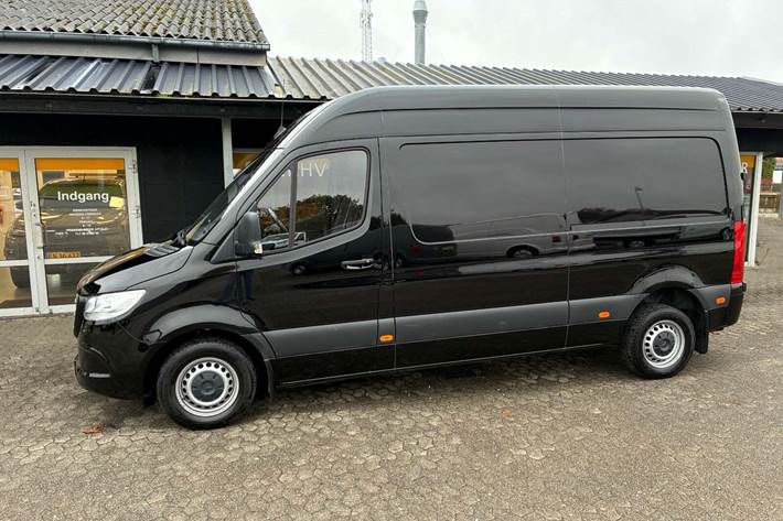 Sort Mercedes Sprinter 315 fra 2023