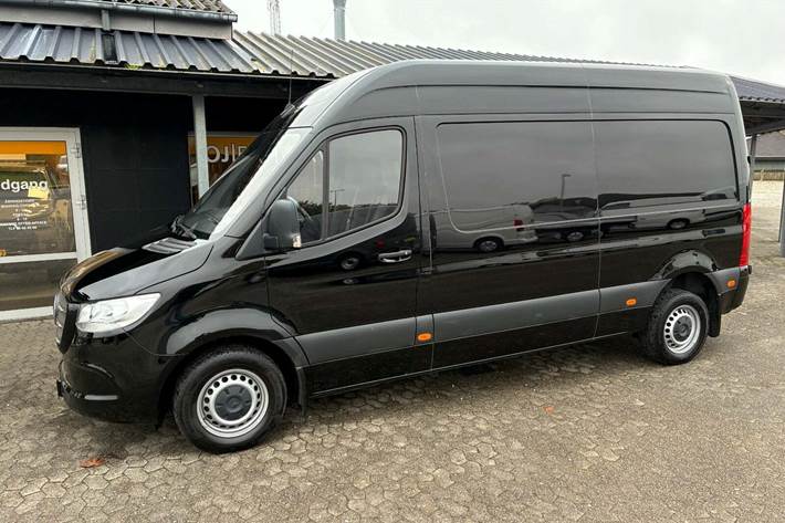 Sort Mercedes Sprinter 315 fra 2023