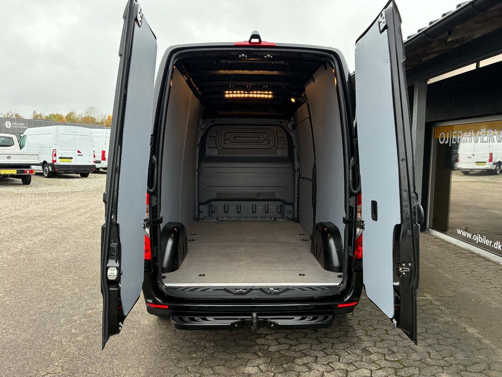 Sort Mercedes Sprinter 315 fra 2023