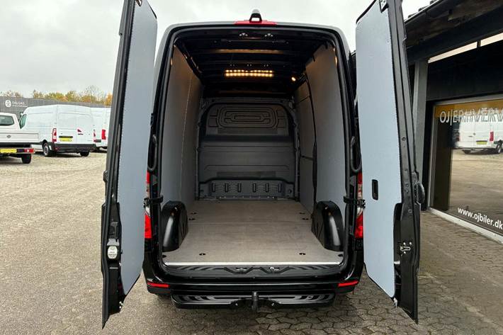 Sort Mercedes Sprinter 315 fra 2023