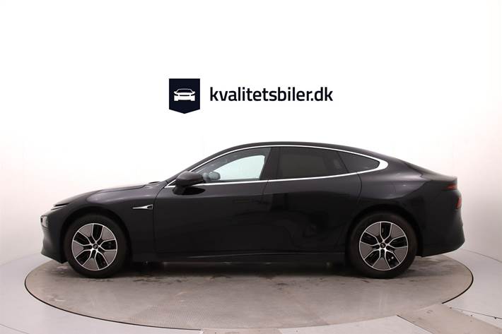 Sort Xpeng P7 fra 2024