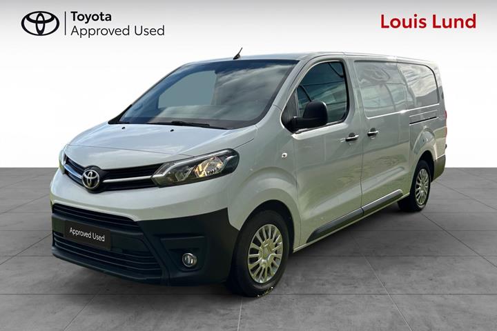 Hvid Toyota ProAce fra 2023 set udefra