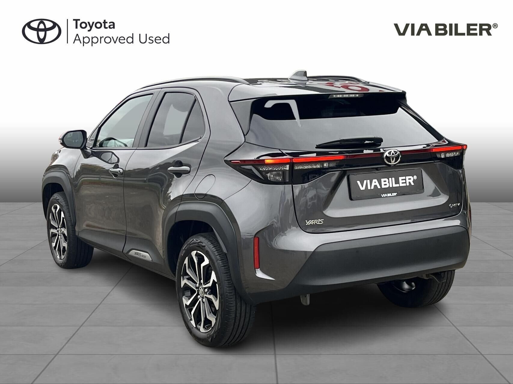 Grå Toyota Yaris Cross fra 2025