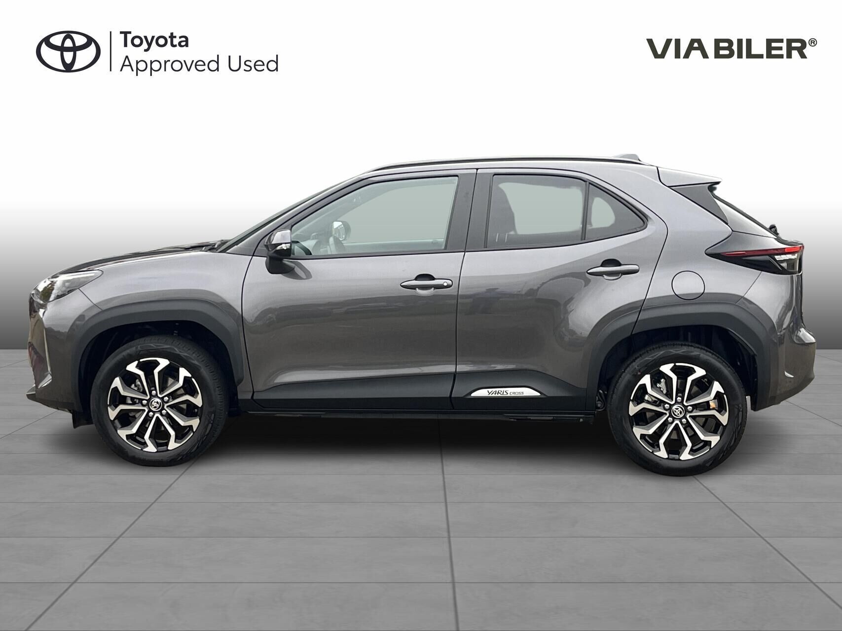 Grå Toyota Yaris Cross fra 2025
