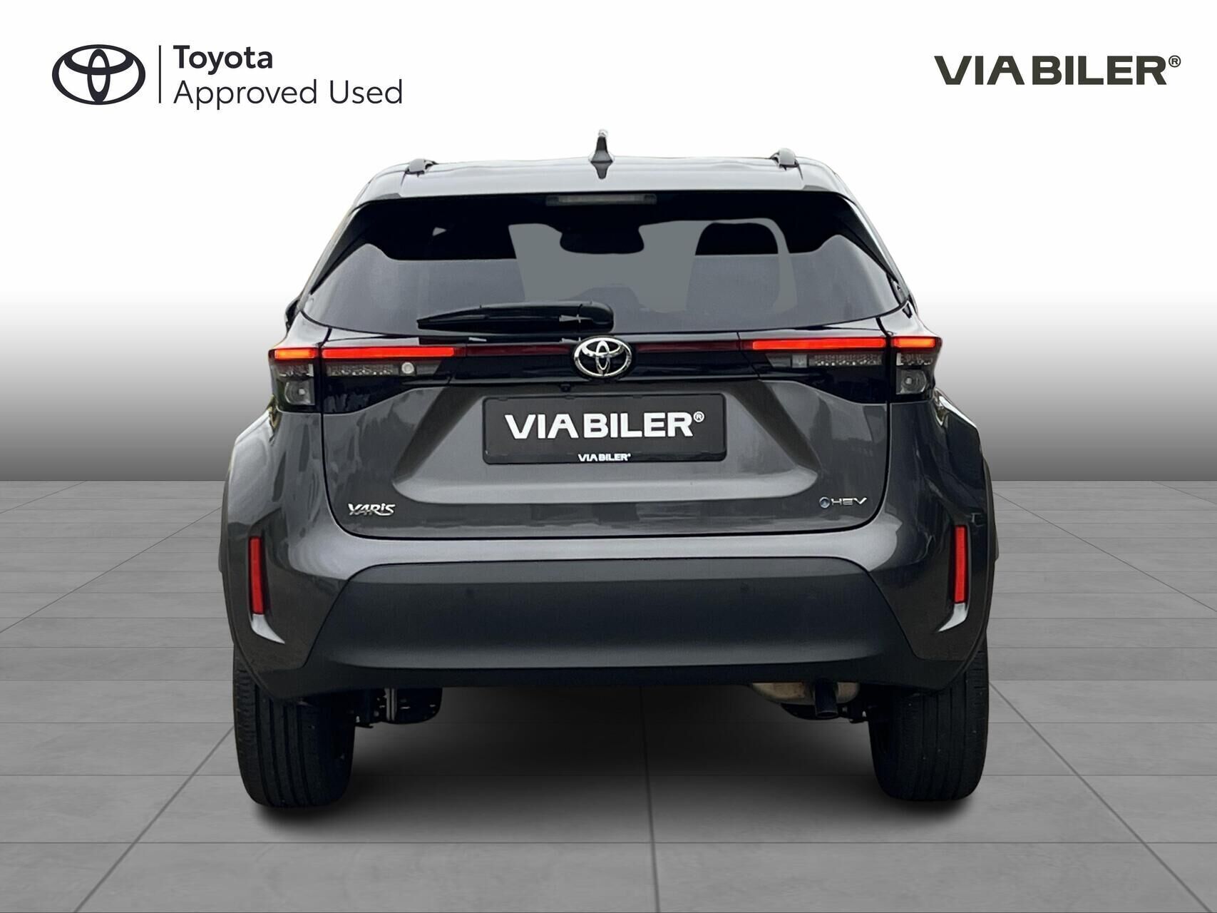 Grå Toyota Yaris Cross fra 2025